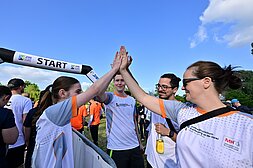 Team Staffel Brandenburg Fotos (2023): TEAM-Staffel Mitglieder klatschen sich ab @ SCC EVENTS / Petko Beier