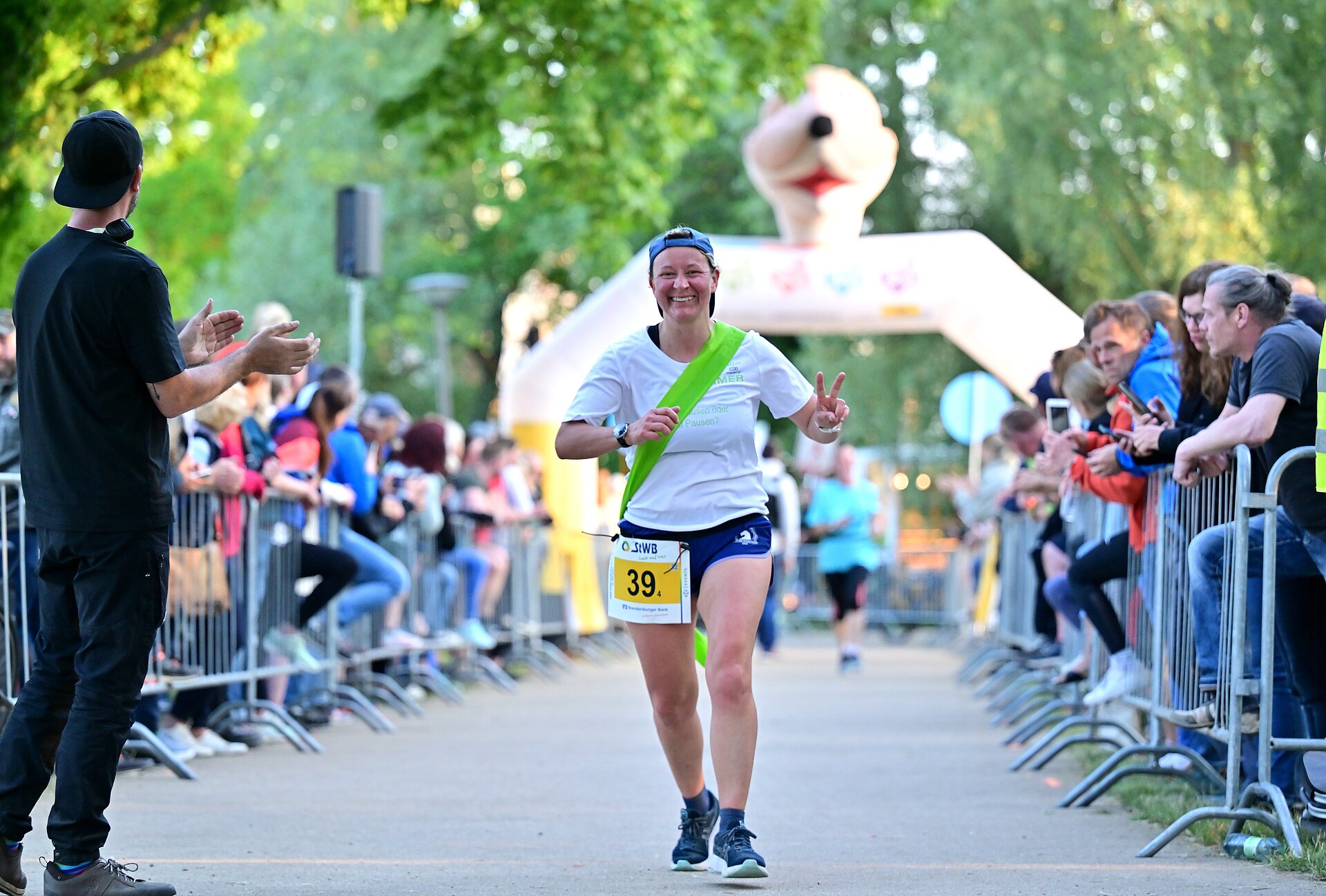 Laufende Frau auf der Strecke mit Zuschauern ©SCC EVENTS / Petko Beier 