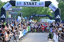 Team Staffel Brandenburg Fotos (2023): Fast 1.000 Teilnehmer:innen starteten bei der StWB TEAM-Staffel Brandenburg 2023 @ SCC EVENTS / Petko Beier