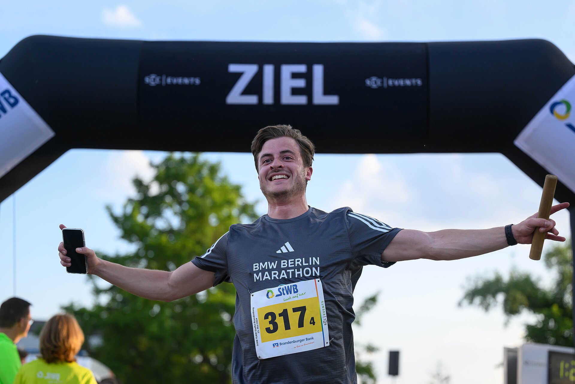 Teamstaffel Brandenburg: Läufer freut sich nach Zieleinlauf © SCC EVENTS